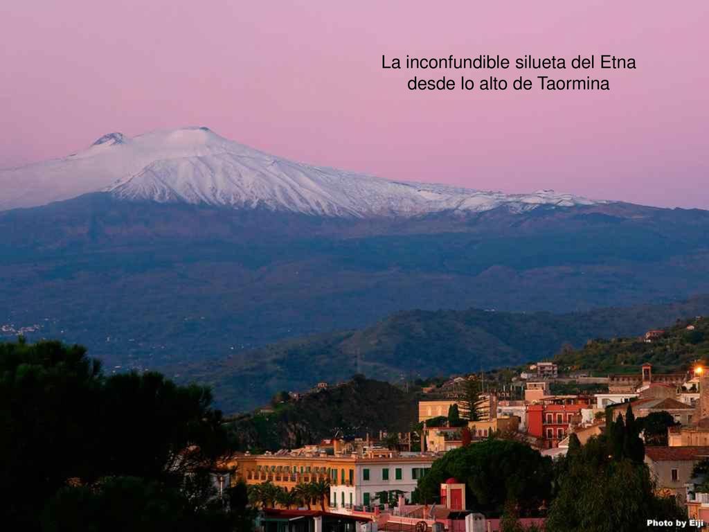 La inconfundible silueta del Etna desde lo alto de Taormina