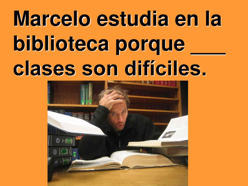Marcelo estudia en la biblioteca porque ___ clases son difíciles.