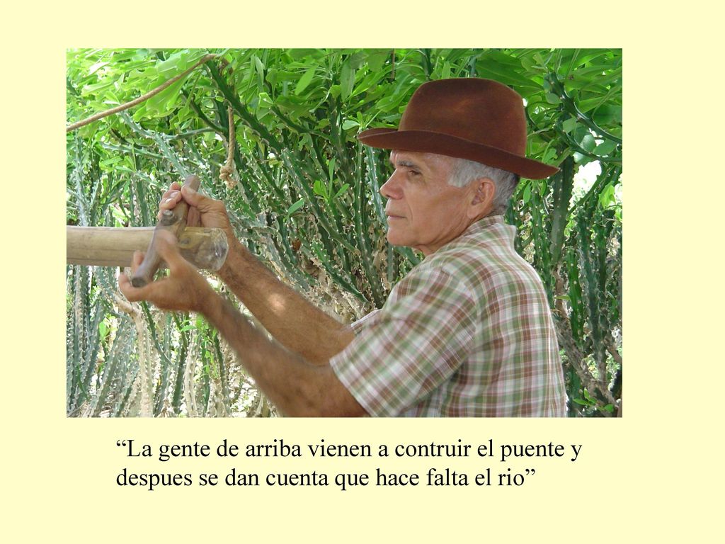 La gente de arriba vienen a contruir el puente y despues se dan cuenta que hace falta el rio