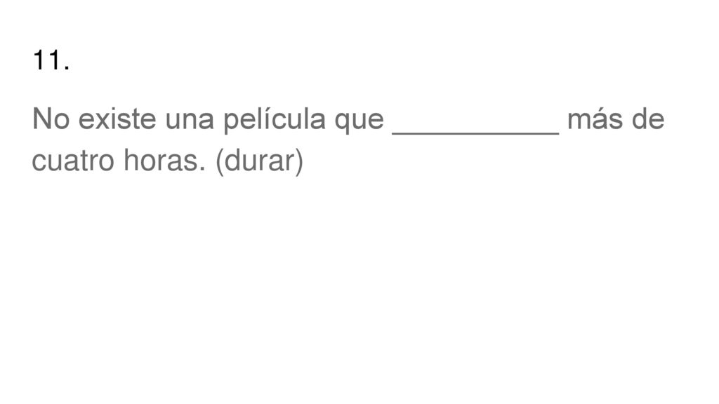 No existe una película que __________ más de cuatro horas. (durar)