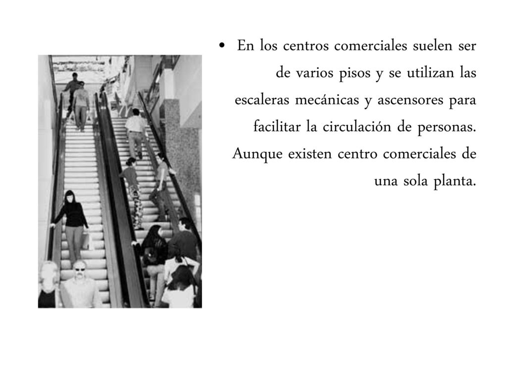 En los centros comerciales suelen ser de varios pisos y se utilizan las escaleras mecánicas y ascensores para facilitar la circulación de personas.