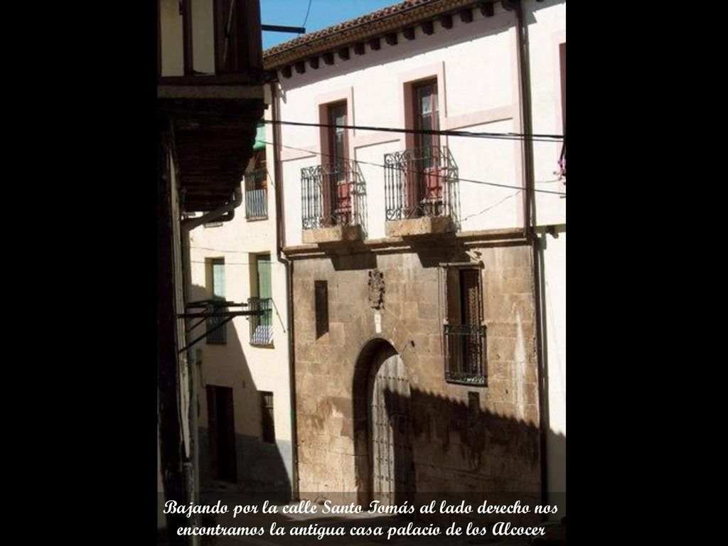 Bajando por la calle Santo Tomás al lado derecho nos encontramos la antigua casa palacio de los Alcocer