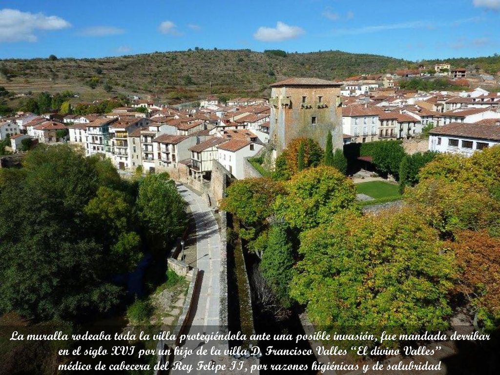 La muralla rodeaba toda la villa protegiéndola ante una posible invasión, fue mandada derribar en el siglo XVI por un hijo de la villa D. Francisco Valles El divino Valles
