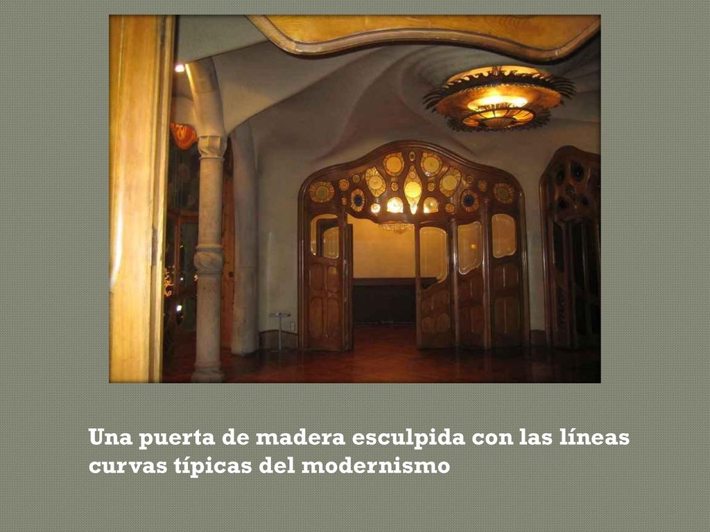 Una puerta de madera esculpida con las líneas curvas típicas del modernismo