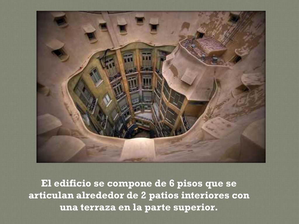 El edificio se compone de 6 pisos que se articulan alrededor de 2 patios interiores con una terraza en la parte superior.