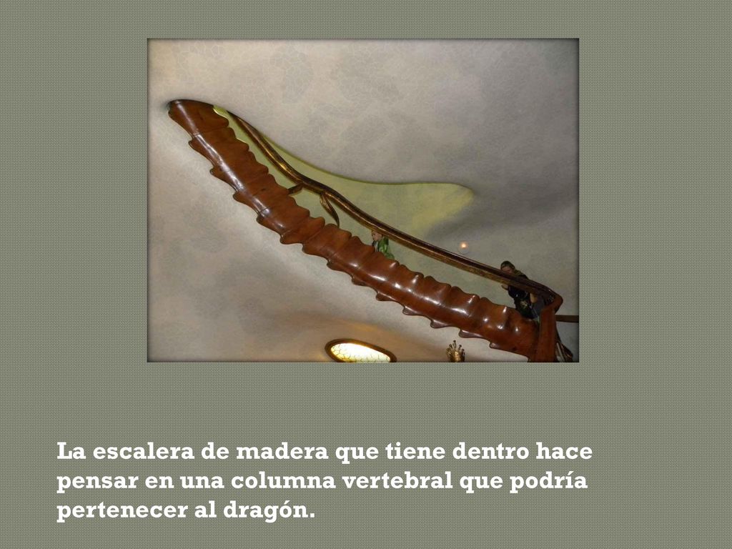 La escalera de madera que tiene dentro hace pensar en una columna vertebral que podría pertenecer al dragón.