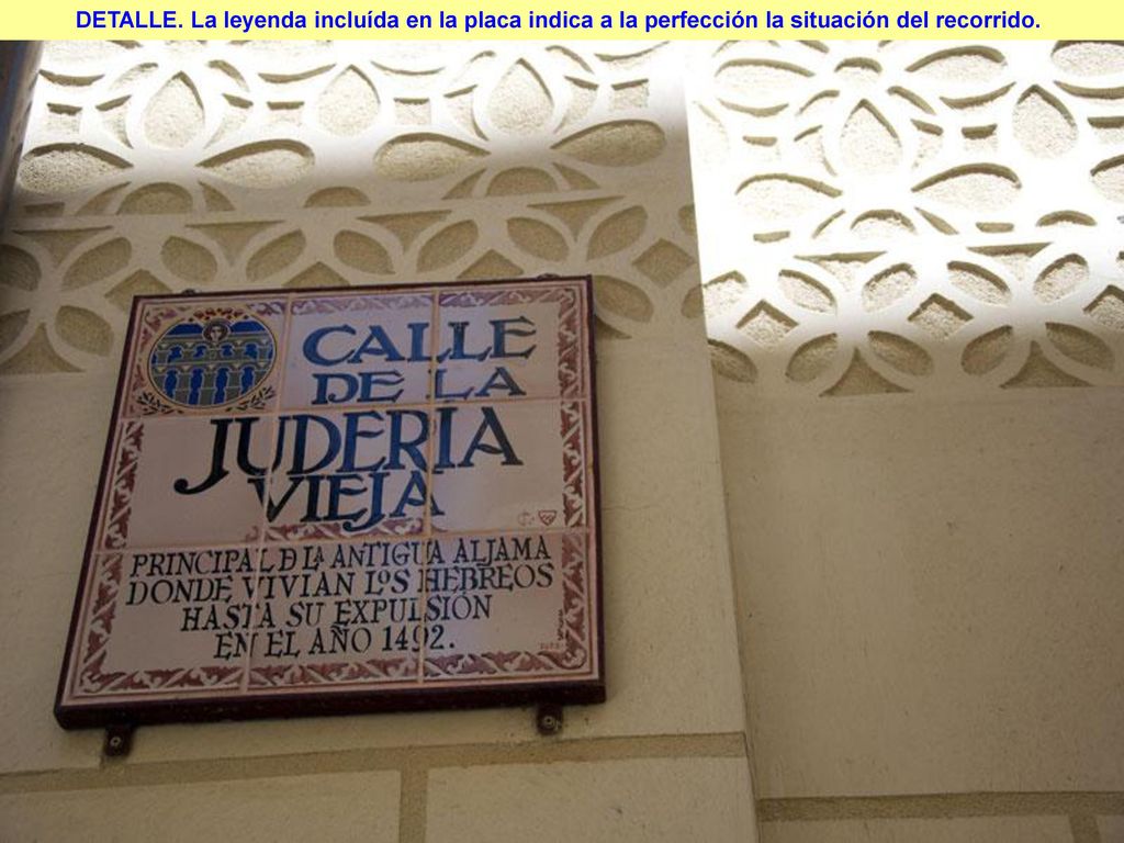 DETALLE. La leyenda incluída en la placa indica a la perfección la situación del recorrido.