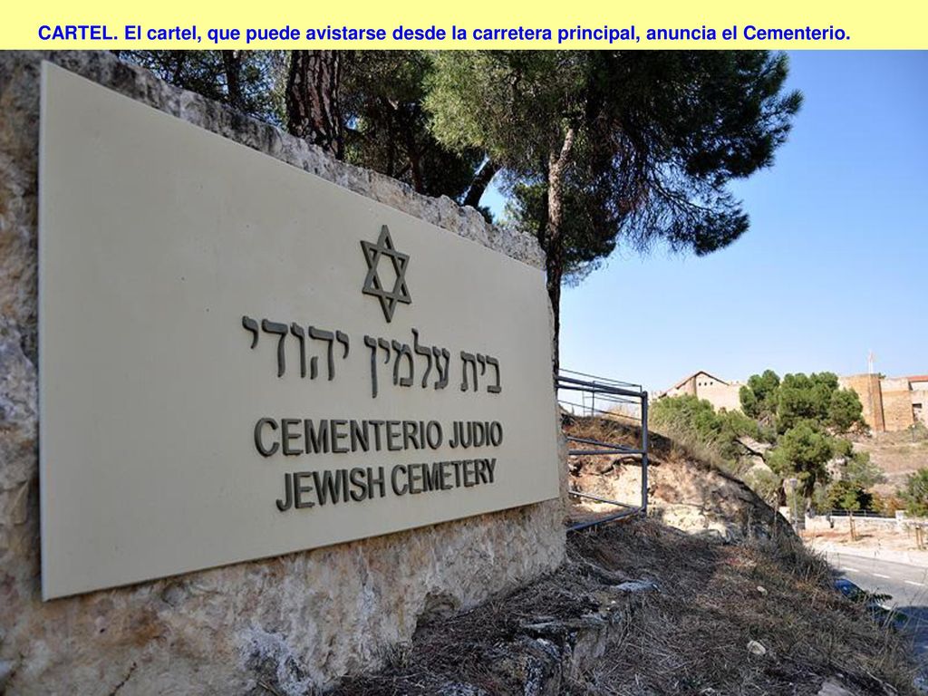 CARTEL. El cartel, que puede avistarse desde la carretera principal, anuncia el Cementerio.