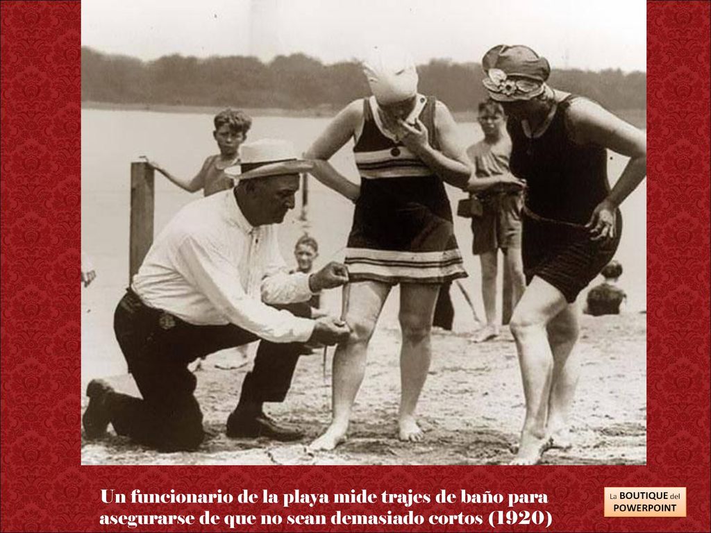 Un funcionario de la playa mide trajes de baño para asegurarse de que no sean demasiado cortos (1920)