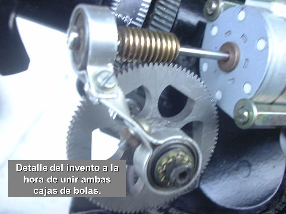 Detalle del invento a la hora de unir ambas cajas de bolas.