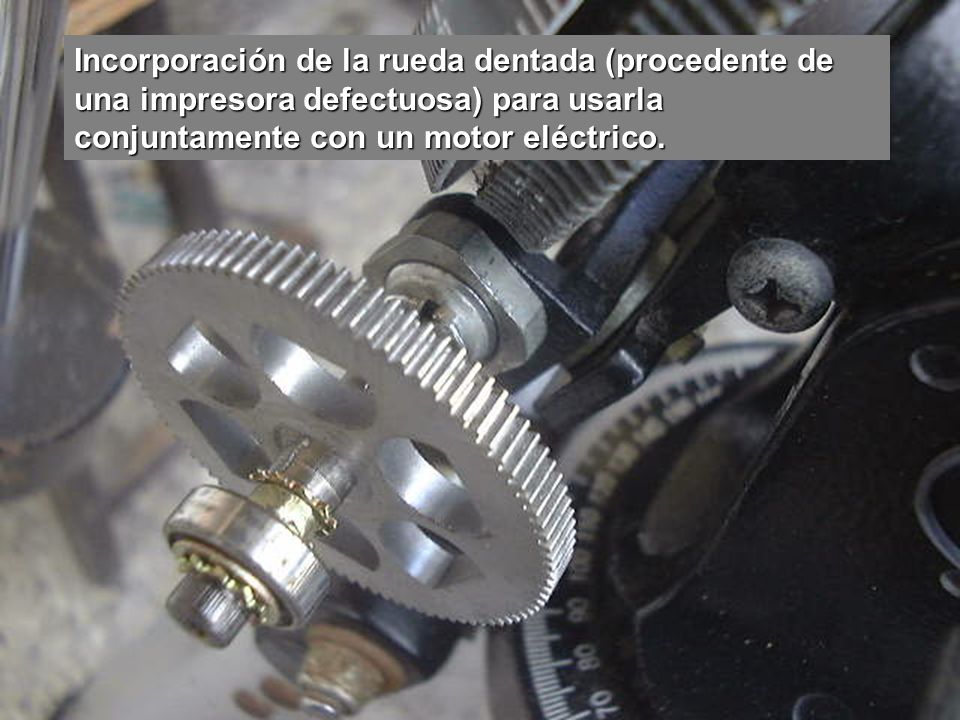 Incorporación de la rueda dentada (procedente de una impresora defectuosa) para usarla conjuntamente con un motor eléctrico.