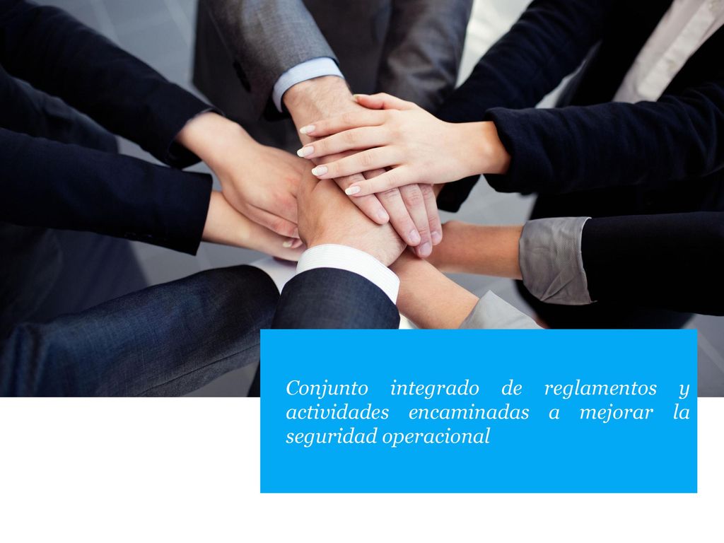 Conjunto integrado de reglamentos y actividades encaminadas a mejorar la seguridad operacional
