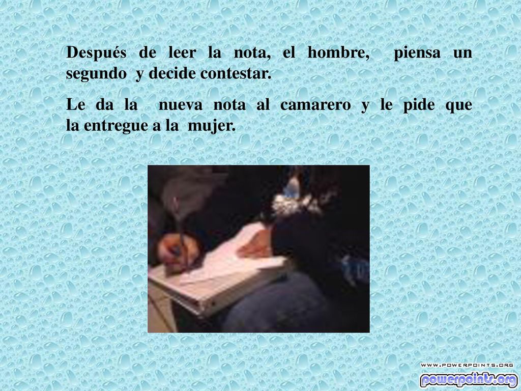 Le da la nueva nota al camarero y le pide que la entregue a la mujer.