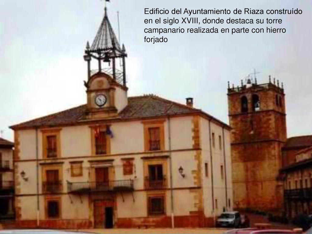 Edificio del Ayuntamiento de Riaza construído en el siglo XVIII, donde destaca su torre campanario realizada en parte con hierro forjado