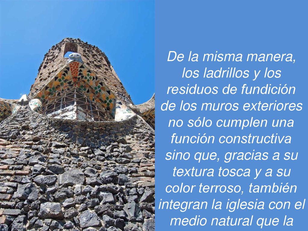 De la misma manera, los ladrillos y los residuos de fundición de los muros exteriores no sólo cumplen una función constructiva sino que, gracias a su textura tosca y a su color terroso, también integran la iglesia con el medio natural que la rodea.
