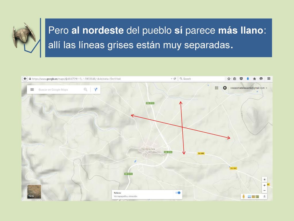 Pero al nordeste del pueblo sí parece más llano: allí las líneas grises están muy separadas.