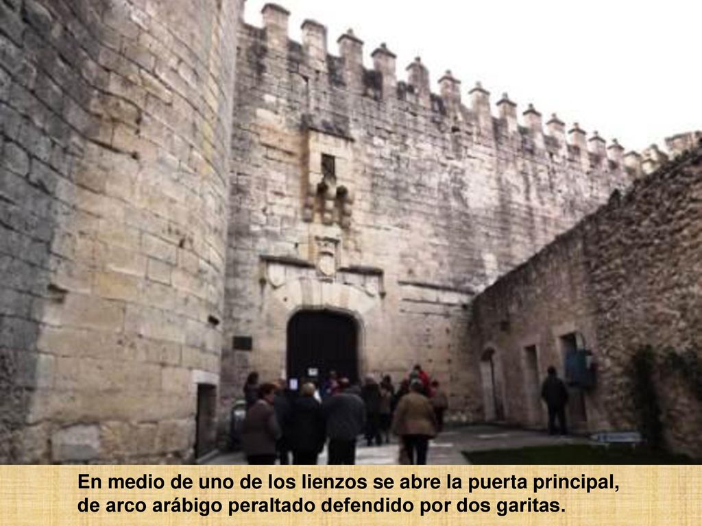En medio de uno de los lienzos se abre la puerta principal, de arco arábigo peraltado defendido por dos garitas.