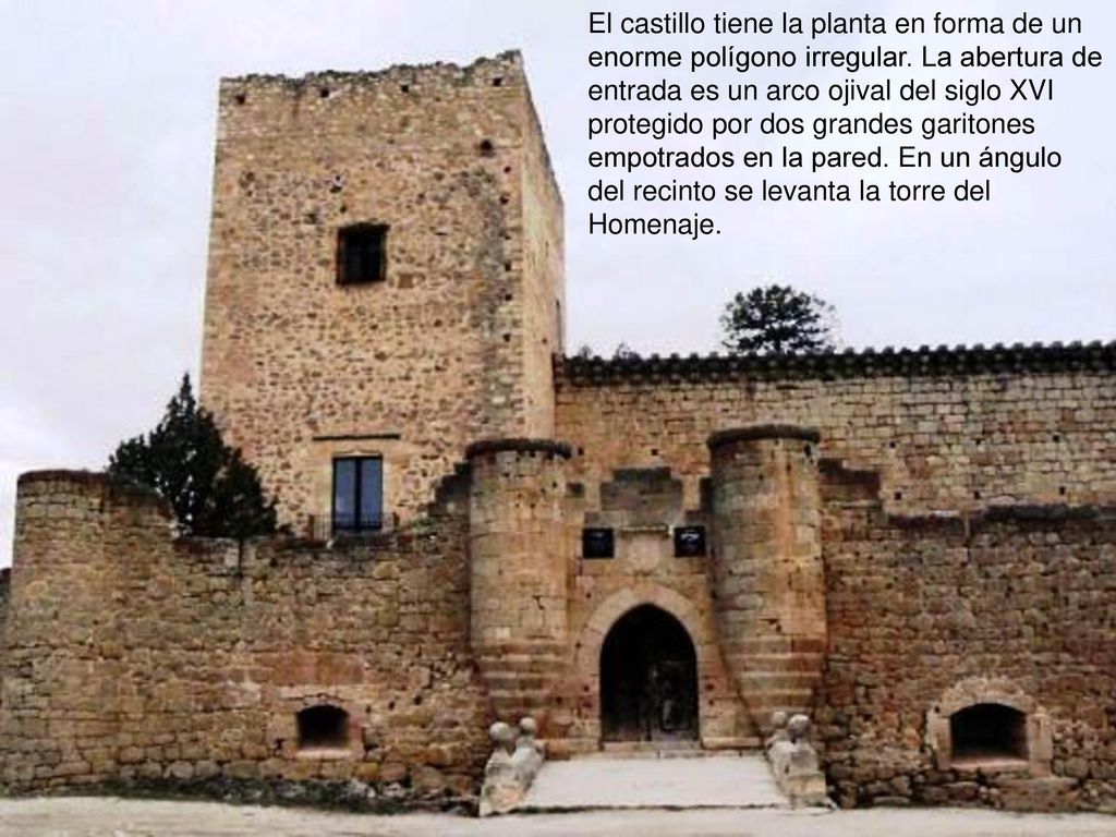 El castillo tiene la planta en forma de un enorme polígono irregular