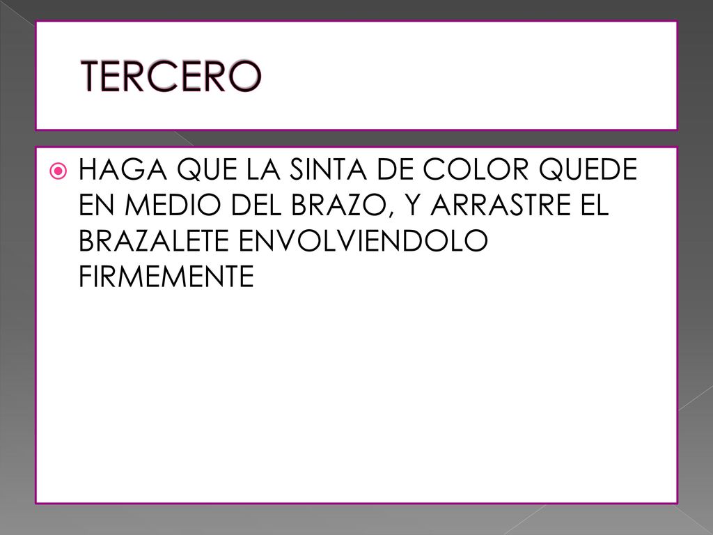 TERCERO HAGA QUE LA SINTA DE COLOR QUEDE EN MEDIO DEL BRAZO, Y ARRASTRE EL BRAZALETE ENVOLVIENDOLO FIRMEMENTE.