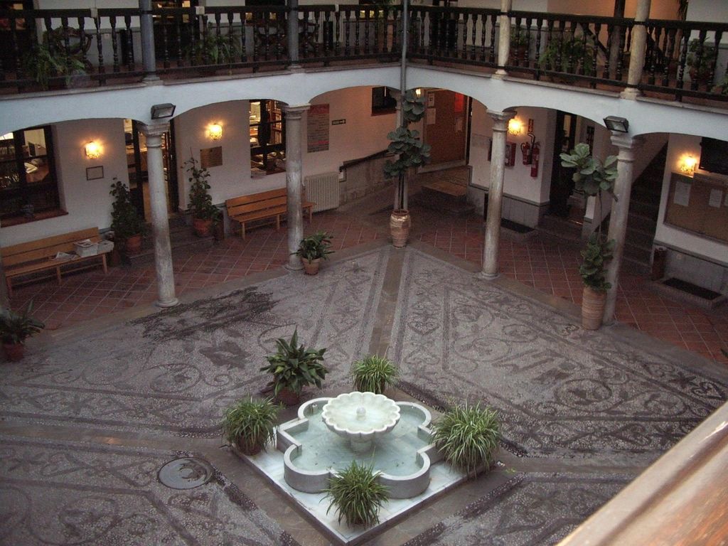 La Universidad de Granada es una universidad pública española fundada en 1531.