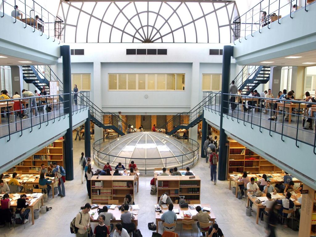 La Universidad de Sevilla es una institución pública dedicada a la educación superior, con sede en la ciudad de Sevilla, en la Comunidad Autónoma de Andalucía .