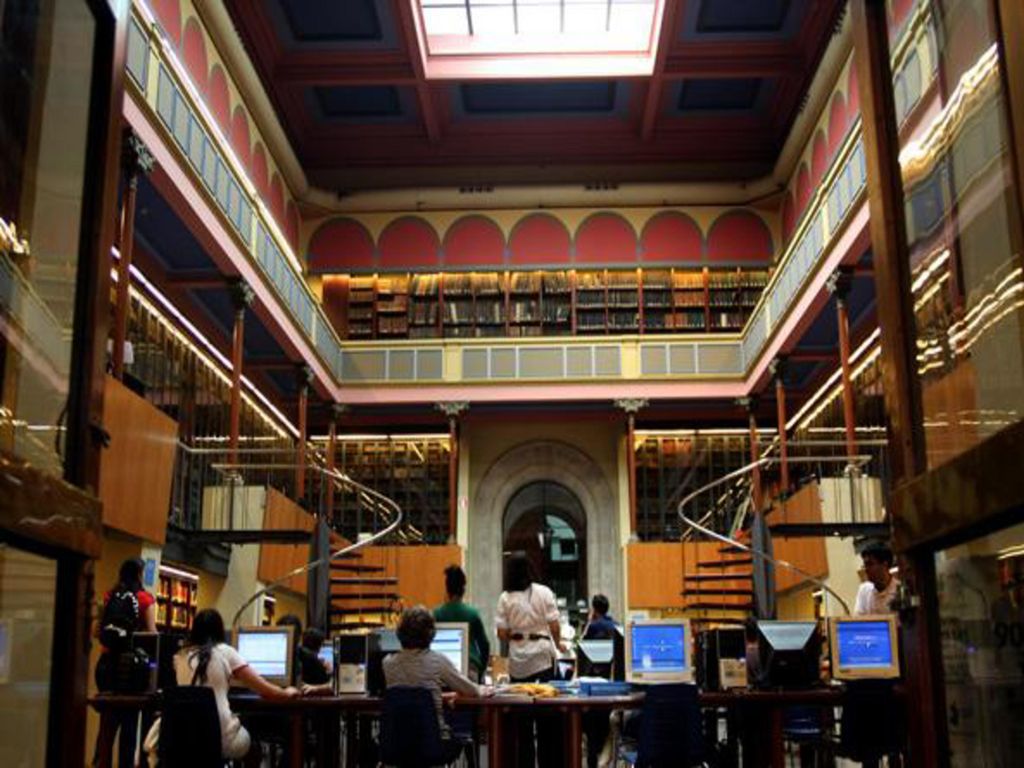 UB ofrece 75 programas pregrado, 353 programas de postgrado and 96 programas de doctorado a más de estudiantes. También cuenta con 30 centros de investigación. Se considera la mejor universidad española.