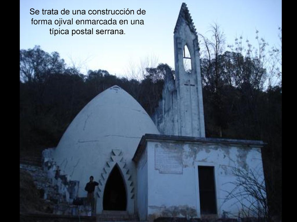 Se trata de una construcción de forma ojival enmarcada en una típica postal serrana.
