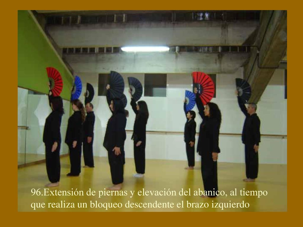96.Extensión de piernas y elevación del abanico, al tiempo que realiza un bloqueo descendente el brazo izquierdo