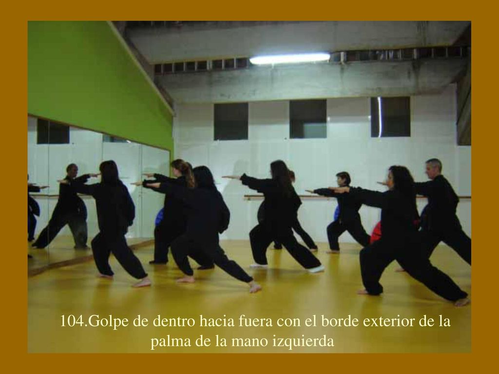 104. Golpe de dentro hacia fuera con el borde exterior de la