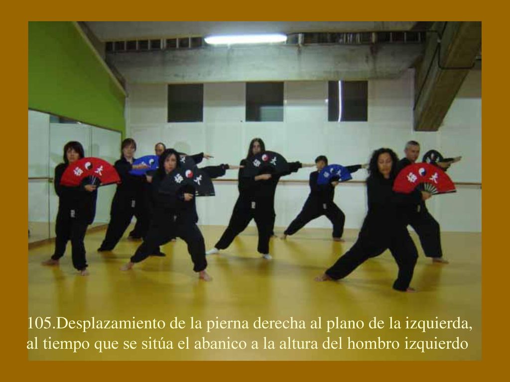 105.Desplazamiento de la pierna derecha al plano de la izquierda, al tiempo que se sitúa el abanico a la altura del hombro izquierdo