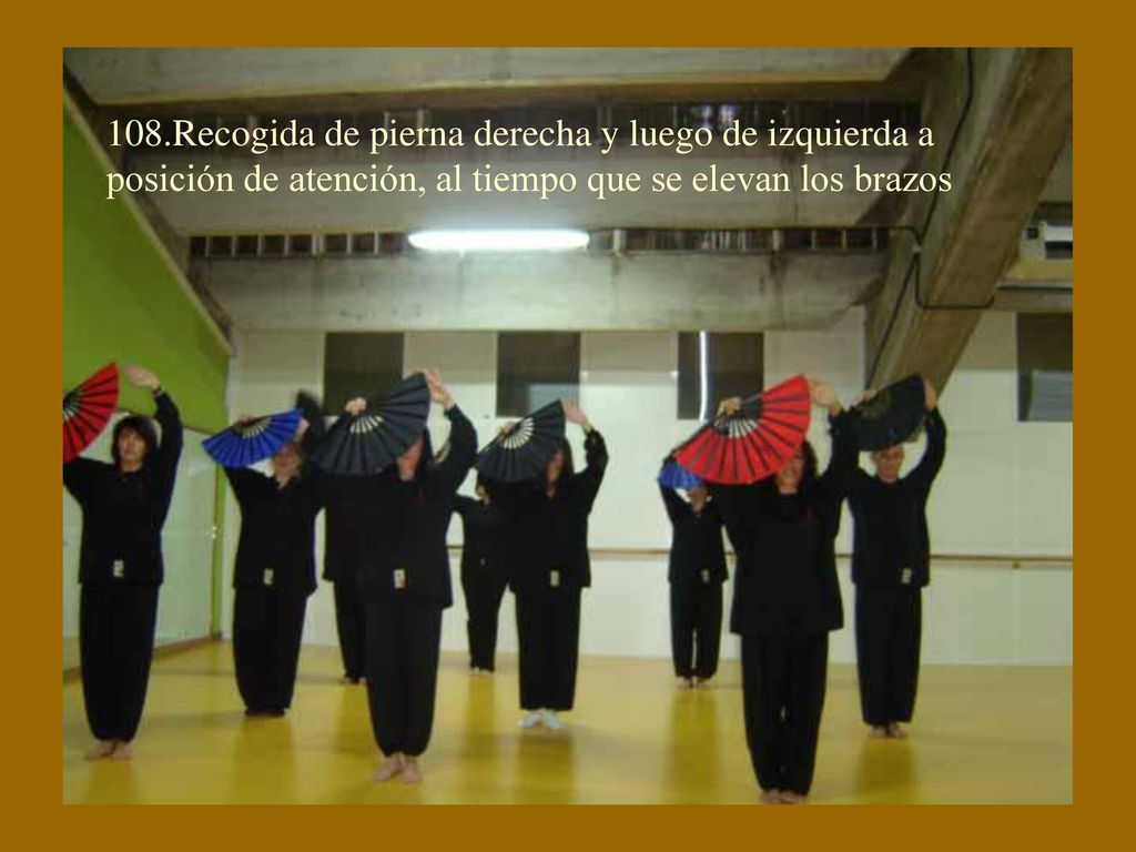 108.Recogida de pierna derecha y luego de izquierda a posición de atención, al tiempo que se elevan los brazos
