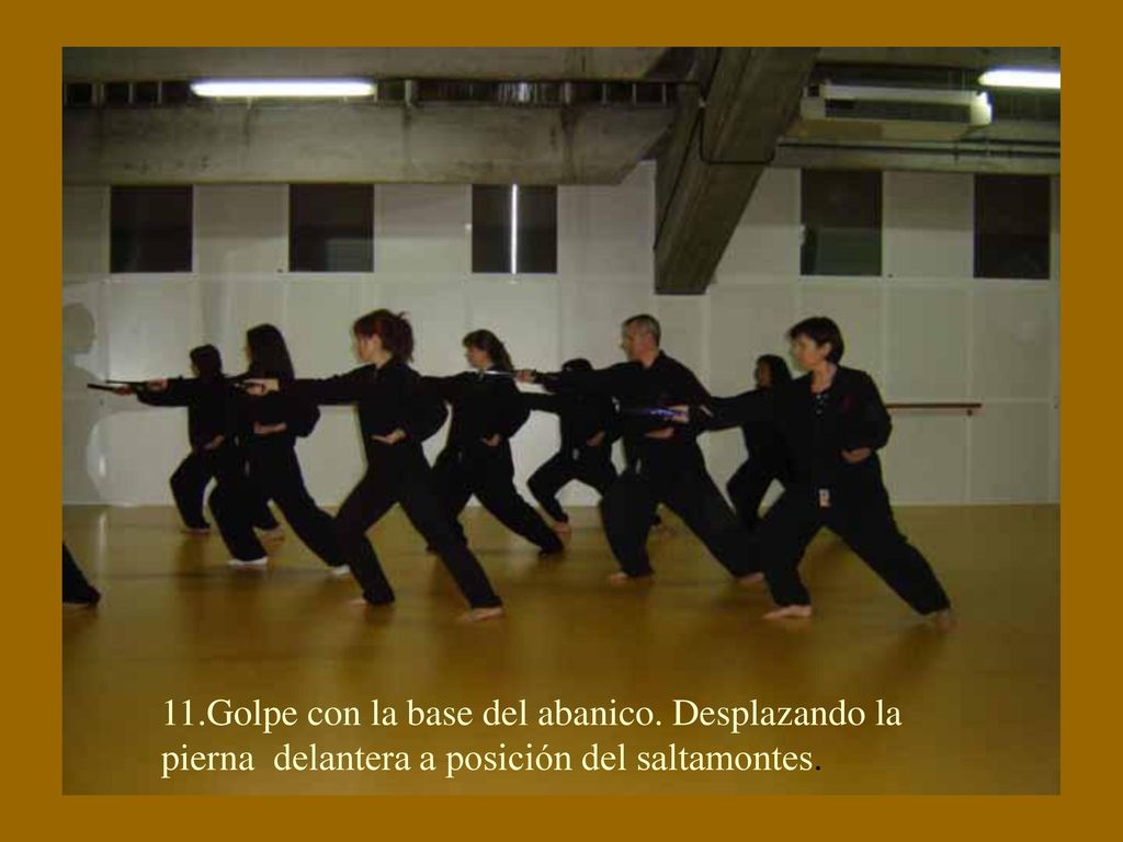 11. Golpe con la base del abanico. Desplazando la pierna