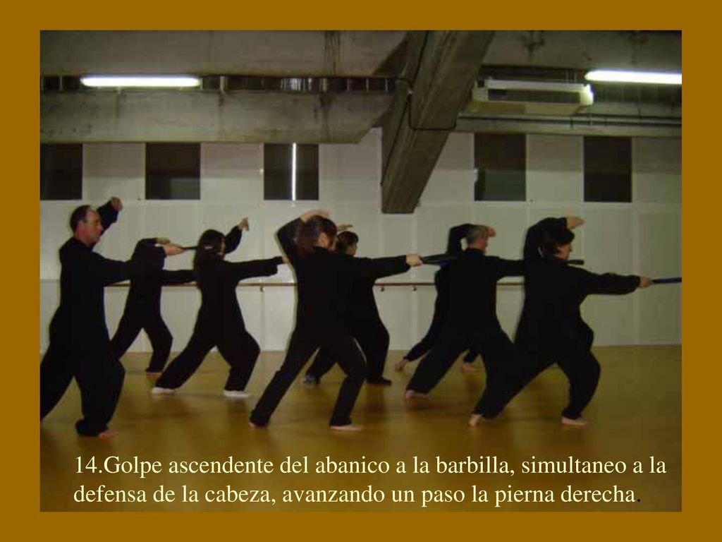 14.Golpe ascendente del abanico a la barbilla, simultaneo a la defensa de la cabeza, avanzando un paso la pierna derecha.