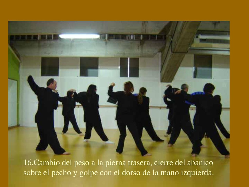 16.Cambio del peso a la pierna trasera, cierre del abanico sobre el pecho y golpe con el dorso de la mano izquierda.