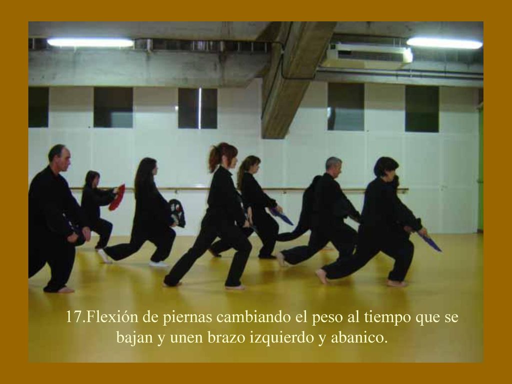 17. Flexión de piernas cambiando el peso al tiempo que se