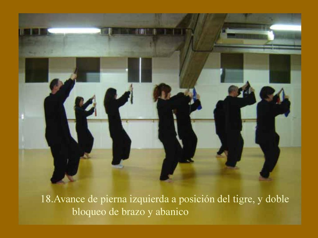 18. Avance de pierna izquierda a posición del tigre, y doble