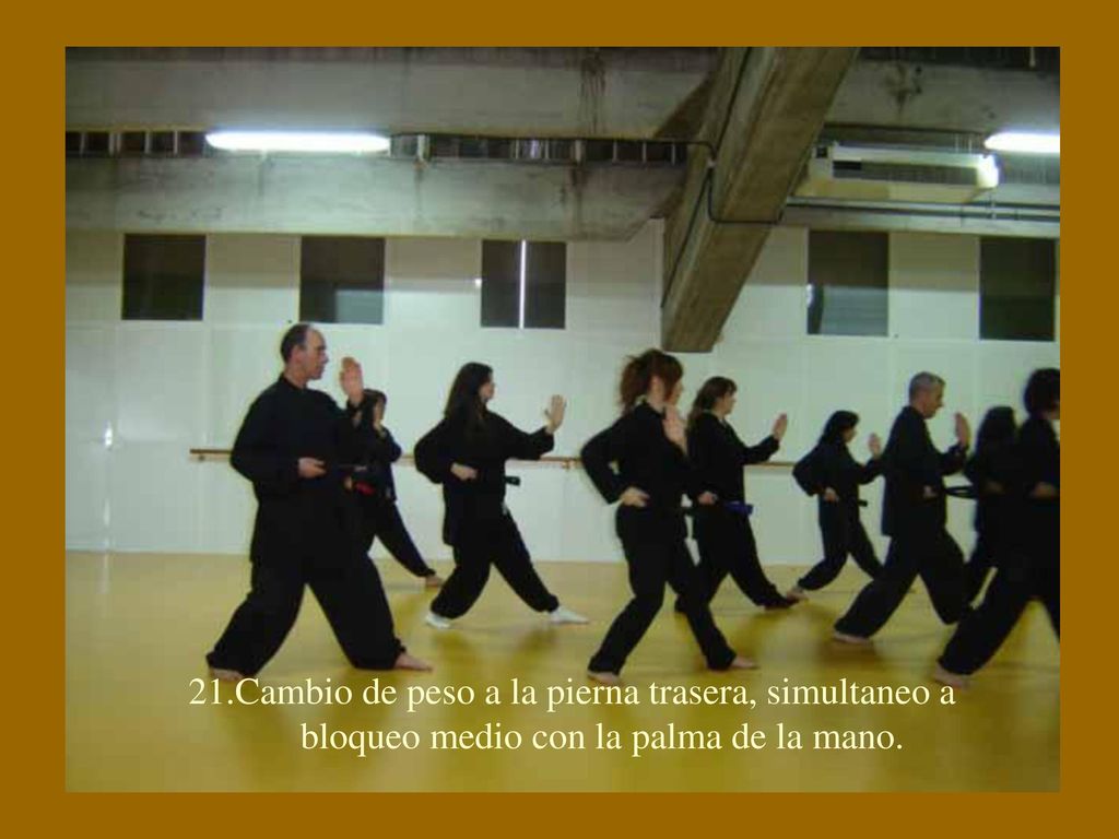 21. Cambio de peso a la pierna trasera, simultaneo a
