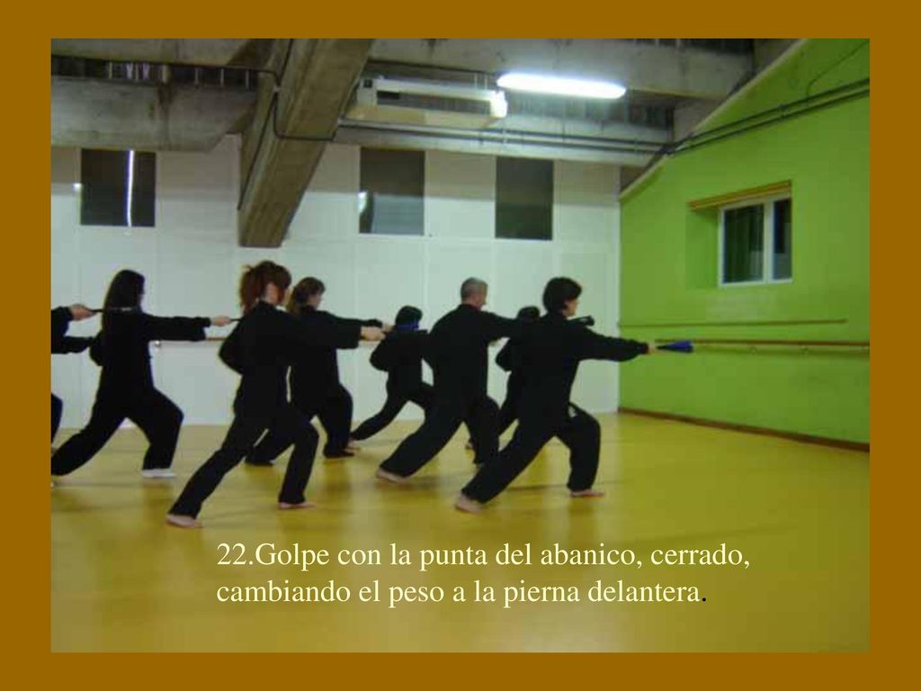 22.Golpe con la punta del abanico, cerrado, cambiando el peso a la pierna delantera.