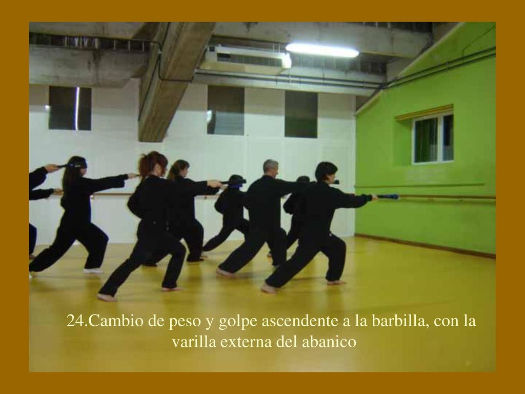 24. Cambio de peso y golpe ascendente a la barbilla, con la