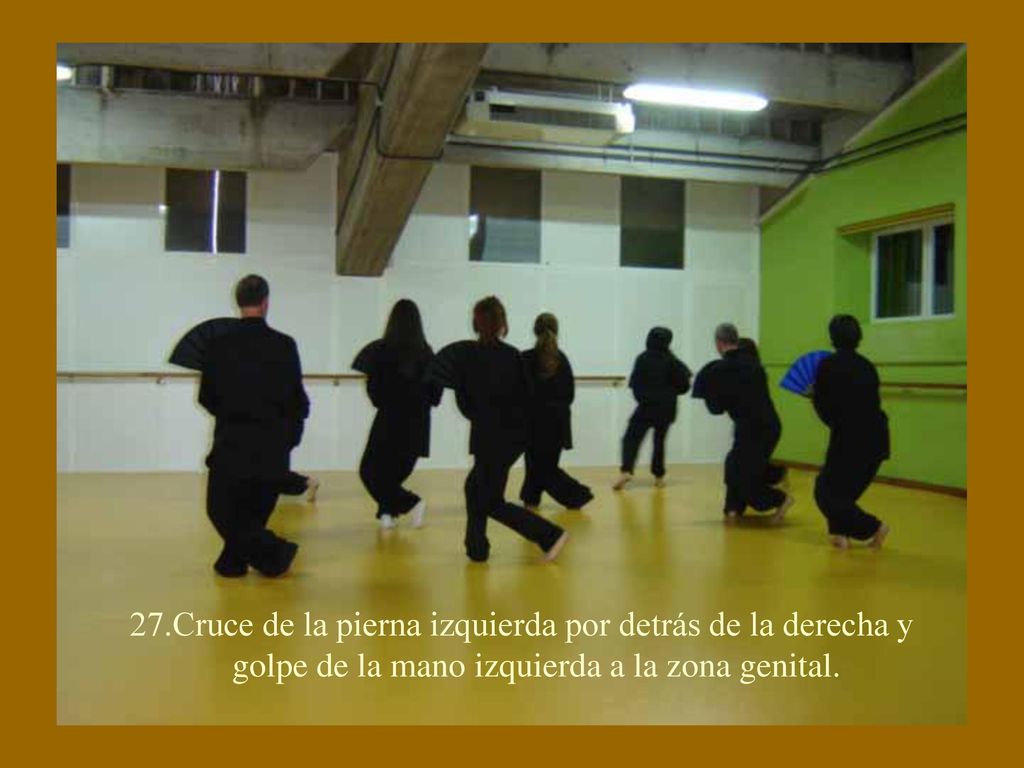 27. Cruce de la pierna izquierda por detrás de la derecha y