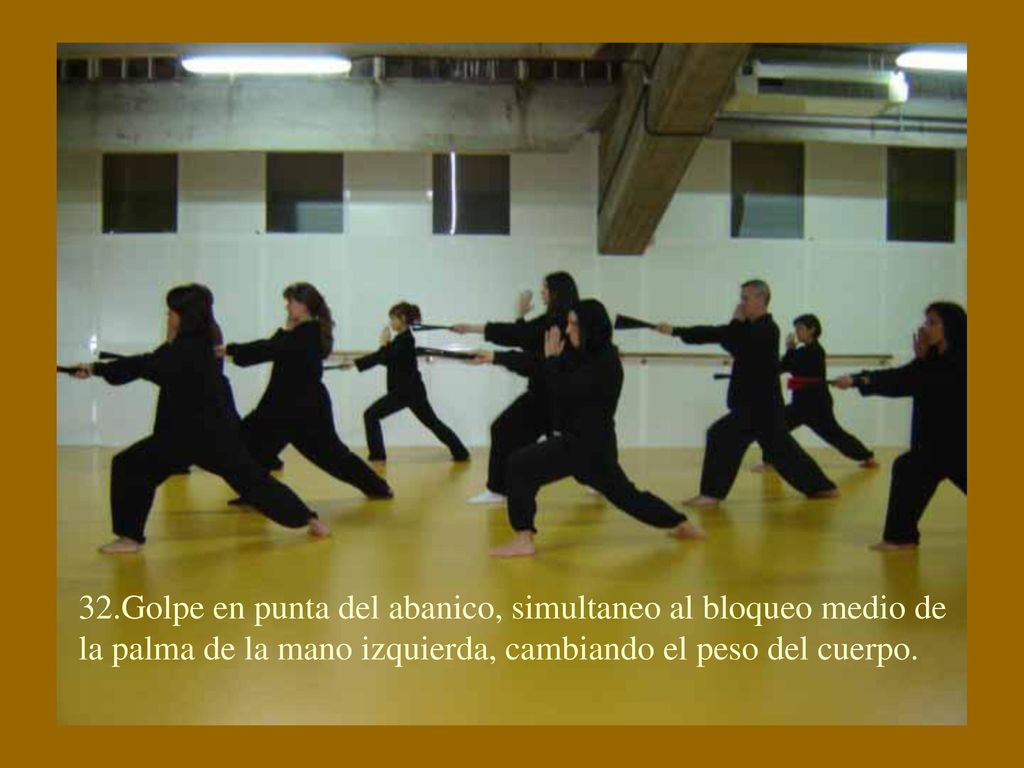 32.Golpe en punta del abanico, simultaneo al bloqueo medio de la palma de la mano izquierda, cambiando el peso del cuerpo.