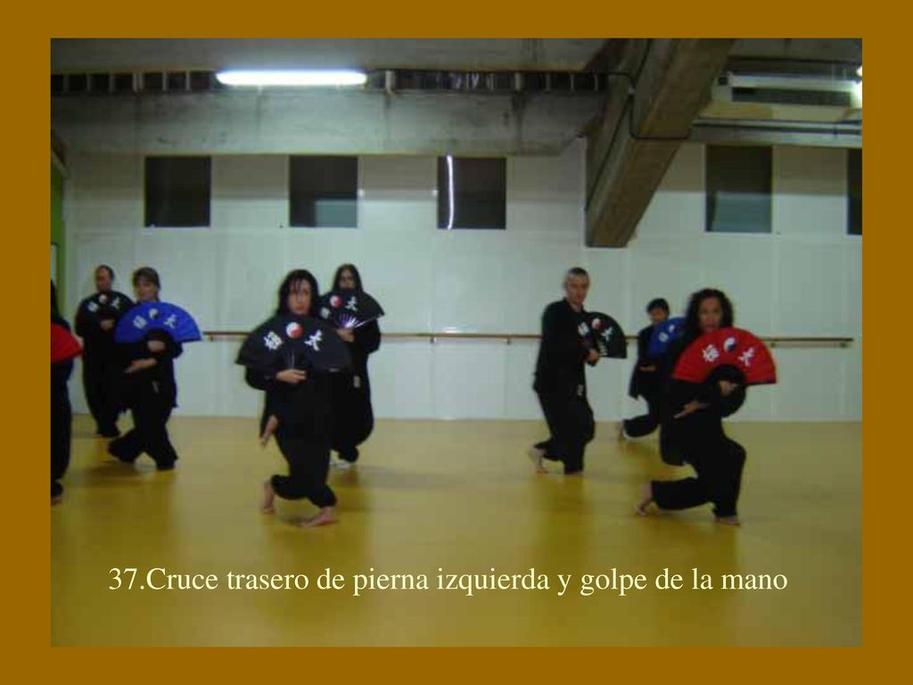 37.Cruce trasero de pierna izquierda y golpe de la mano