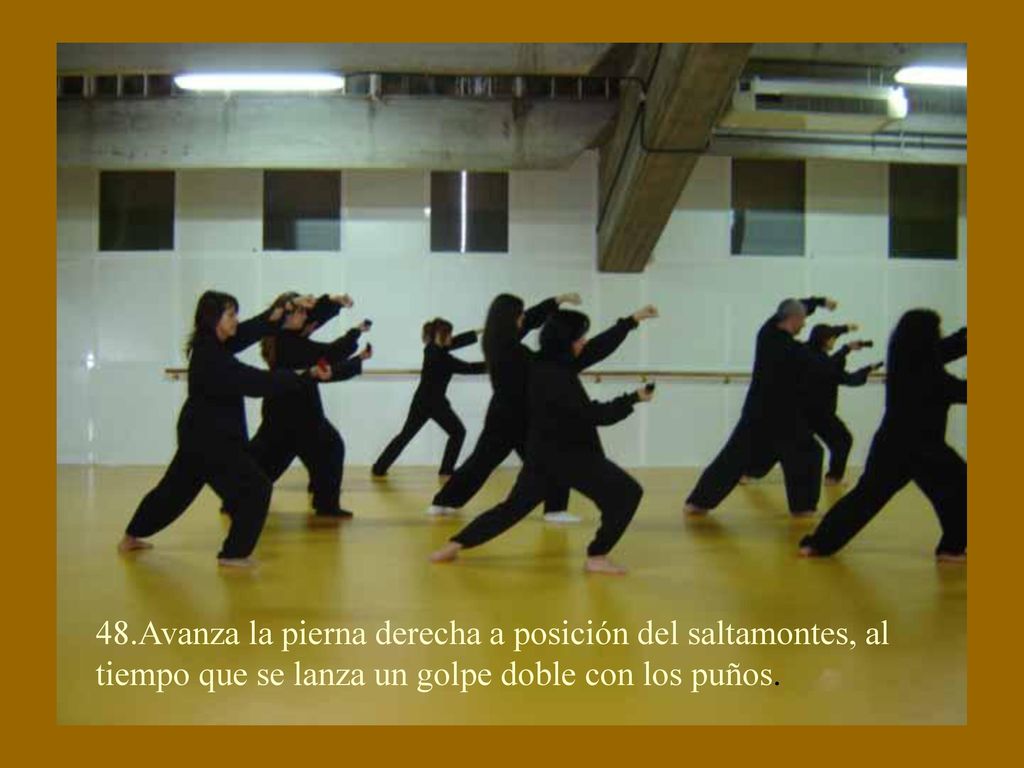 48.Avanza la pierna derecha a posición del saltamontes, al tiempo que se lanza un golpe doble con los puños.
