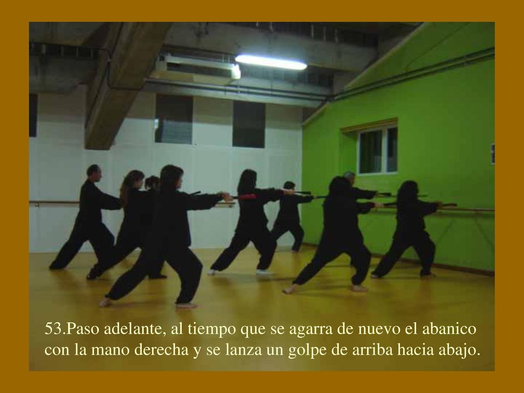 53.Paso adelante, al tiempo que se agarra de nuevo el abanico con la mano derecha y se lanza un golpe de arriba hacia abajo.