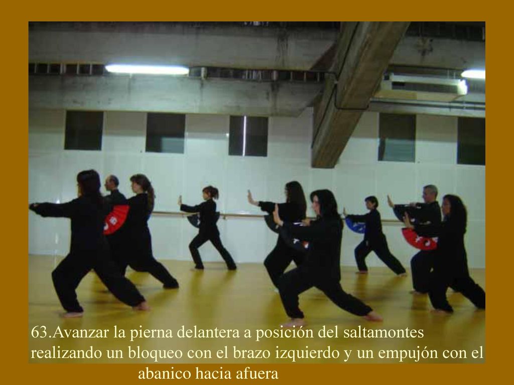 63.Avanzar la pierna delantera a posición del saltamontes realizando un bloqueo con el brazo izquierdo y un empujón con el abanico hacia afuera