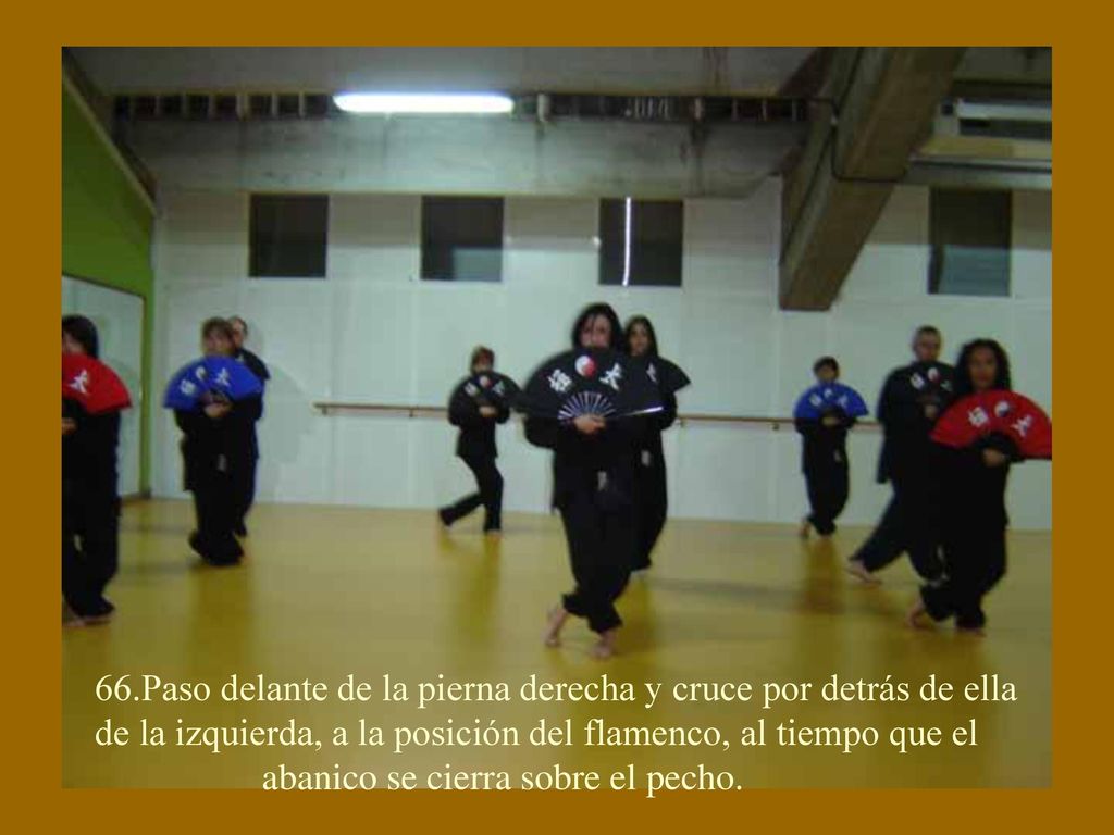66.Paso delante de la pierna derecha y cruce por detrás de ella de la izquierda, a la posición del flamenco, al tiempo que el abanico se cierra sobre el pecho.
