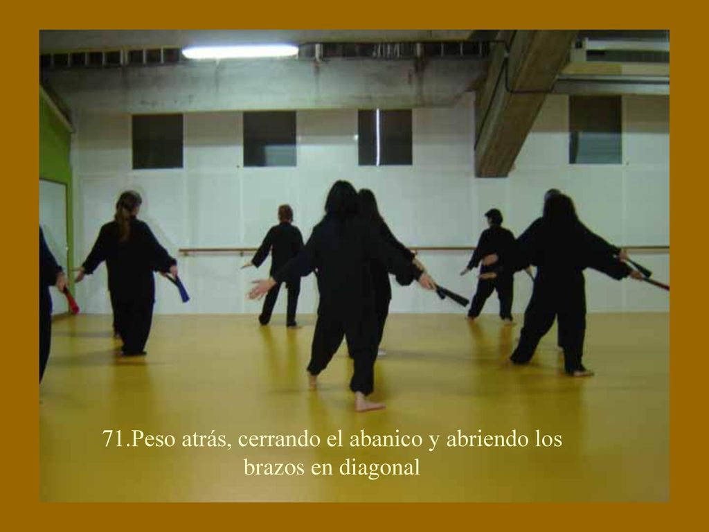 71.Peso atrás, cerrando el abanico y abriendo los brazos en diagonal
