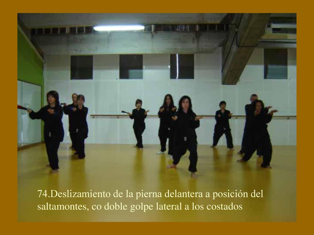 74.Deslizamiento de la pierna delantera a posición del saltamontes, co doble golpe lateral a los costados