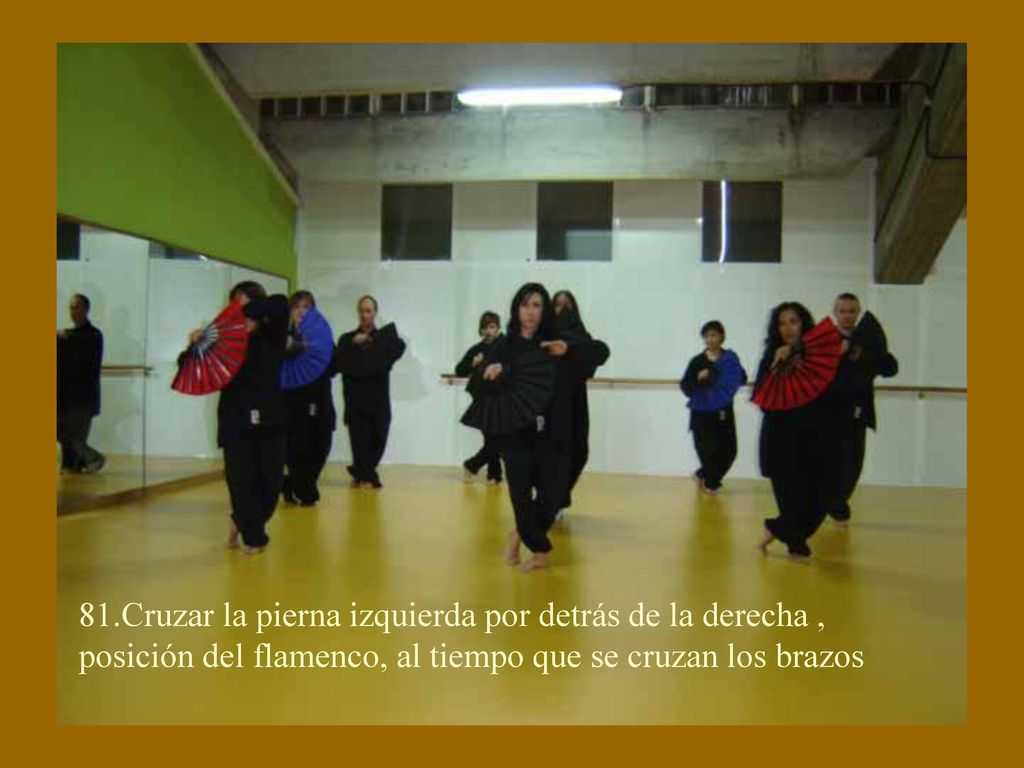 81.Cruzar la pierna izquierda por detrás de la derecha , posición del flamenco, al tiempo que se cruzan los brazos