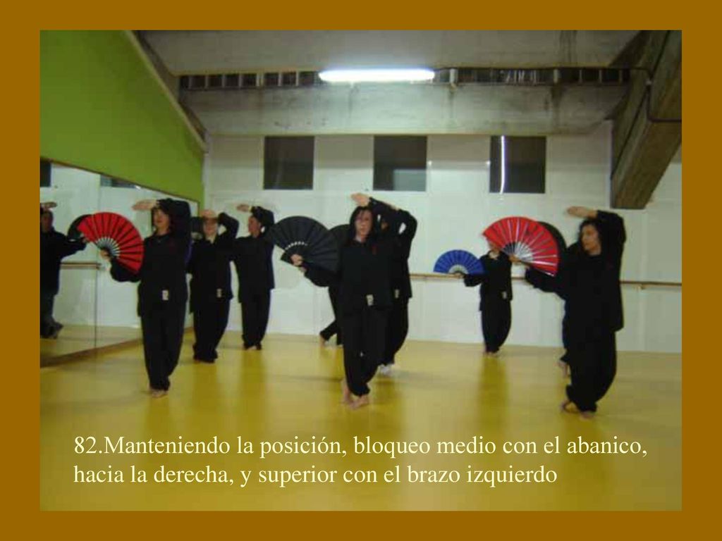 82.Manteniendo la posición, bloqueo medio con el abanico, hacia la derecha, y superior con el brazo izquierdo